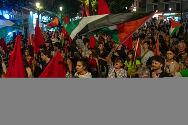 October 3, 2025, Madrid, Spain: Protesters hold Palestinian flags during a pro-Palestinian demonstration in the LavapiÃ s neighborhood of Madrid. Madrid Spain - ZUMAs197 20251003_aaa_s197_533 Copyright: xDavidxCanalesx