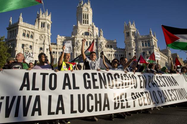 October 4, 2025, Madrid, Spain: Protesters hold the banner at the top, with the Cibeles Palace visible behind them, during a pro-Palestinian demonstration in central Madrid in solidarity with the Palestinian people in the face of Israeli attacks and condemning the interception by Israeli forces of the Global Sumud Flotilla ships. Madrid Spain - ZUMAs197 20251004_aaa_s197_295 Copyright: xLuisxSotox