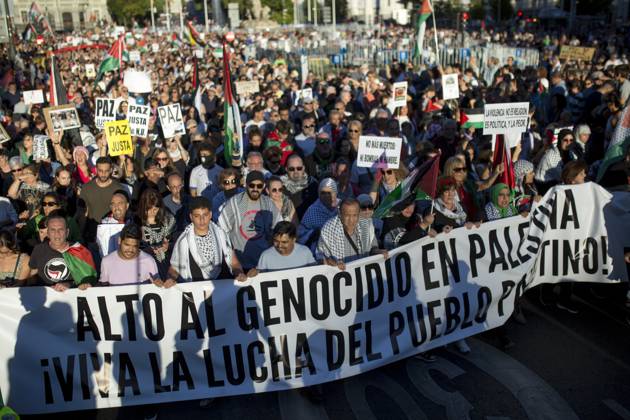 October 4, 2025, Madrid, Spain: Protesters hold the banner at the top, with the Cibeles Palace visible behind them, during a pro-Palestinian demonstration in central Madrid in solidarity with the Palestinian people in the face of Israeli attacks and condemning the interception by Israeli forces of the Global Sumud Flotilla ships. Madrid Spain - ZUMAs197 20251004_aaa_s197_305 Copyright: xLuisxSotox