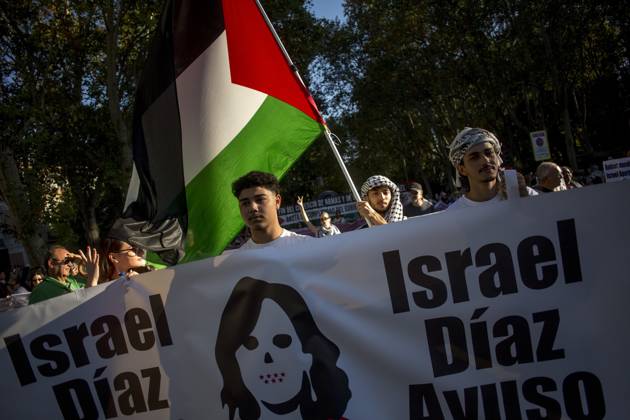 October 4, 2025, Madrid, Spain: Protesters hold a banner saying Israel Diaz Ayuso in Spanish, referring to the president of the Community of Madrid, during a pro-Palestinian demonstration in central Madrid in solidarity with the Palestinian people in the face of Israeli attacks and condemning the interception by Israeli forces of the Global Sumud Flotilla ships. Madrid Spain - ZUMAs197 20251004_aaa_s197_298 Copyright: xLuisxSotox