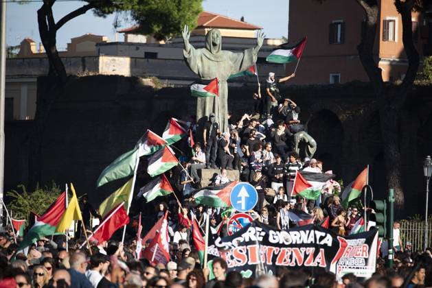 Foto IPP Diego Nangano Cappello Roma 04-10-2025 Manifestazione Nazionale Pro Palestina nella foto: manifestanti in corteo in supporto alla Palestina Italy Photo Press - World Copyright