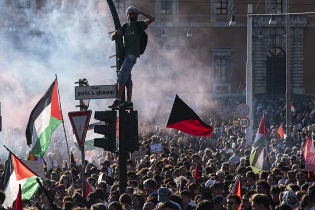 Foto IPP Diego Nangano Cappello Roma 04-10-2025 Manifestazione Nazionale Pro Palestina nella foto: manifestanti in corteo in supporto alla Palestina Italy Photo Press - World Copyright
