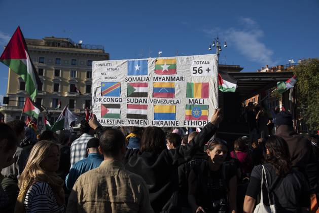 Foto IPP Diego Nangano Cappello Roma 04-10-2025 Manifestazione Nazionale Pro Palestina nella foto: manifestanti in corteo in supporto alla Palestina Italy Photo Press - World Copyright