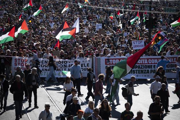 Foto IPP Diego Nangano Cappello Roma 04-10-2025 Manifestazione Nazionale Pro Palestina nella foto: manifestanti in corteo in supporto alla Palestina Italy Photo Press - World Copyright