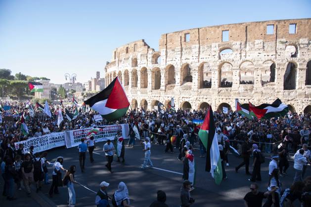 Foto IPP Diego Nangano Cappello Roma 04-10-2025 Manifestazione Nazionale Pro Palestina nella foto: manifestanti in corteo in supporto alla Palestina Italy Photo Press - World Copyright
