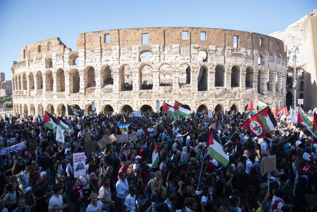 Foto IPP Diego Nangano Cappello Roma 04-10-2025 Manifestazione Nazionale Pro Palestina nella foto: manifestanti in corteo in supporto alla Palestina Italy Photo Press - World Copyright