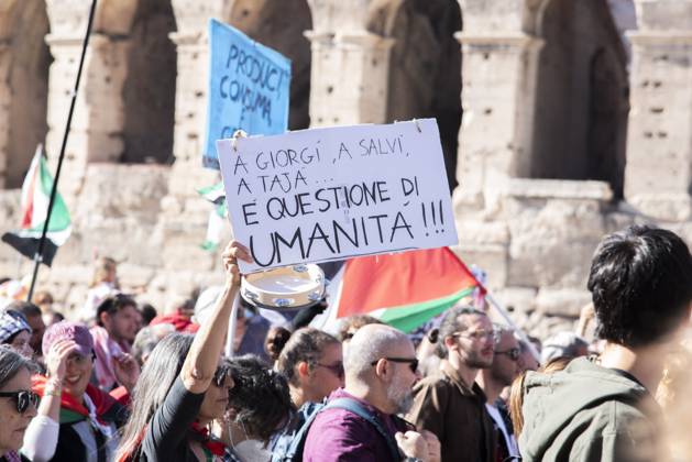 Foto IPP Diego Nangano Cappello Roma 04-10-2025 Manifestazione Nazionale Pro Palestina nella foto: manifestanti in corteo in supporto alla Palestina Italy Photo Press - World Copyright