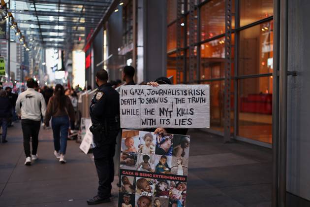 October 2, 2025, New York, New York, USA: A protester holds a sign in support of Palestinian journalists. New York USA - ZUMAp225 20251002_znp_p225_001 Copyright: xCristinaxPanagix