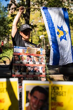 October 5, 2025, New York, New York, USA: A demonstrator holds an Israeli flag and a sign as hundreds rally in Central Park in support of a deal to end the war in Gaza and free the remaining Israeli hostages in a rally that marks two years since the war began. The negotiating teams are set to start finalizing the details of a ceasefire on Monday according to US President Donald Trumpâ€⠢s peace plan. New York USA - ZUMAg280 20251005_znp_g280_020 Copyright: xYoavxGinsburgx