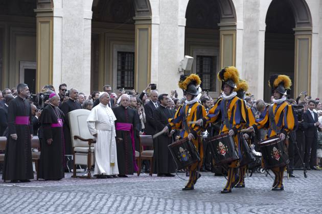 October 4, 2025, Vatican City, Vatican: Pope Leo XIV attends the Swearing-in ceremony of 27 new Swiss Guard recruits, in the San Damaso Courtyard at the Vatican Vatican City Vatican - ZUMAs197 20251004_aaa_s197_1142 Copyright: xMariaxGraziaxPicciarellax