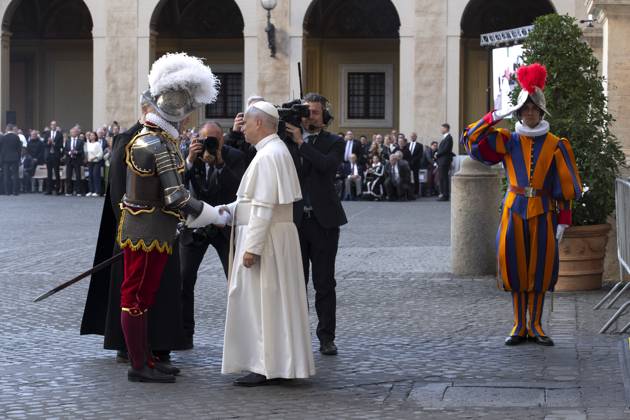 October 4, 2025, Vatican City, Vatican: Pope Leo XIV greets the Commandant of the Swiss guard Christoph Graf, during the Swearing-in ceremony of 27 new Swiss Guard recruits, in the San Damaso Courtyard at the Vatican Vatican City Vatican - ZUMAs197 20251004_aaa_s197_1164 Copyright: xMariaxGraziaxPicciarellax