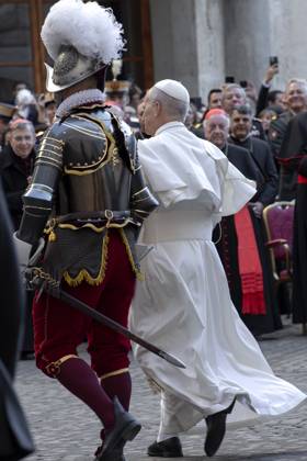 October 4, 2025, Vatican City, Vatican: Pope Leo XIV arrives to attend the Swearing-in ceremony of 27 new Swiss Guard recruits, in the San Damaso Courtyard at the Vatican Vatican City Vatican - ZUMAs197 20251004_aaa_s197_1175 Copyright: xMariaxGraziaxPicciarellax