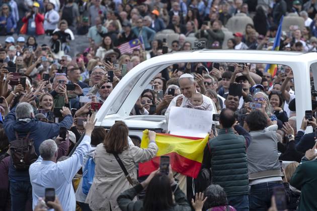 October 5, 2025, Vatican City, Vatican: Pope Leo XIV greets a child from the popemobile at the end of a Mass for the Jubilee of the Missions and of Migrants in St. Peter s square at the Vatican Vatican City Vatican - ZUMAs197 20251005_aaa_s197_594 Copyright: xMariaxGraziaxPicciarellax
