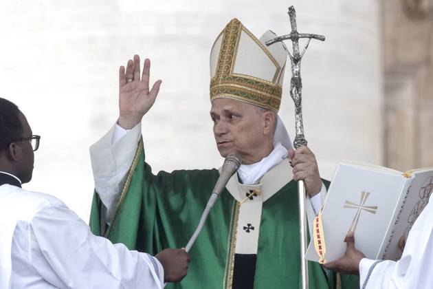 October 5, 2025, Vatican City, Vatican: Pope Leo XIV gives his blessing during a Mass for the Jubilee of the Missions and of Migrants in St. Peter s square at the Vatican Vatican City Vatican - ZUMAs197 20251005_aaa_s197_577 Copyright: xMariaxGraziaxPicciarellax