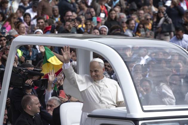 October 5, 2025, Vatican City, Vatican: Pope Leo XIV waves from the popemobile at the end of a Mass for the Jubilee of the Missions and of Migrants in St. Peter s square at the Vatican Vatican City Vatican - ZUMAs197 20251005_aaa_s197_597 Copyright: xMariaxGraziaxPicciarellax