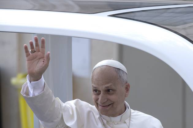 October 5, 2025, Vatican City, Vatican: Pope Leo XIV waves from the popemobile at the end of a Mass for the Jubilee of the Missions and of Migrants in St. Peter s square at the Vatican Vatican City Vatican - ZUMAs197 20251005_aaa_s197_602 Copyright: xMariaxGraziaxPicciarellax