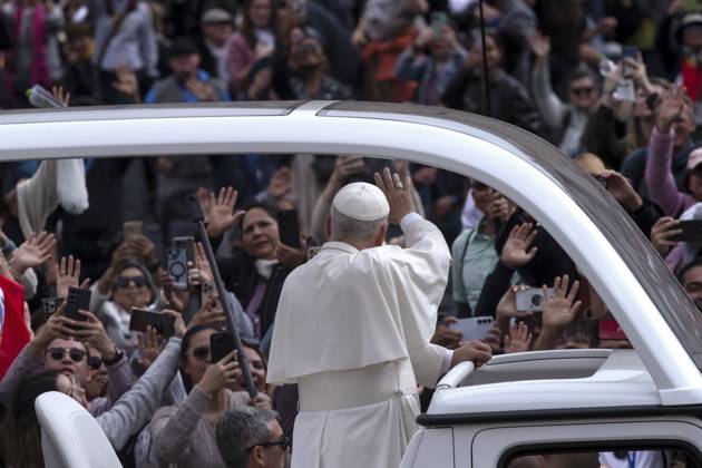 October 5, 2025, Vatican City, Vatican: Pope Leo XIV waves from the popemobile at the end of a Mass for the Jubilee of the Missions and of Migrants in St. Peter s square at the Vatican Vatican City Vatican - ZUMAs197 20251005_aaa_s197_578 Copyright: xMariaxGraziaxPicciarellax