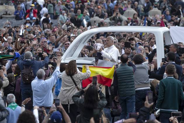October 5, 2025, Vatican City, Vatican: Pope Leo XIV greets a child from the popemobile at the end of a Mass for the Jubilee of the Missions and of Migrants in St. Peter s square at the Vatican Vatican City Vatican - ZUMAs197 20251005_aaa_s197_581 Copyright: xMariaxGraziaxPicciarellax
