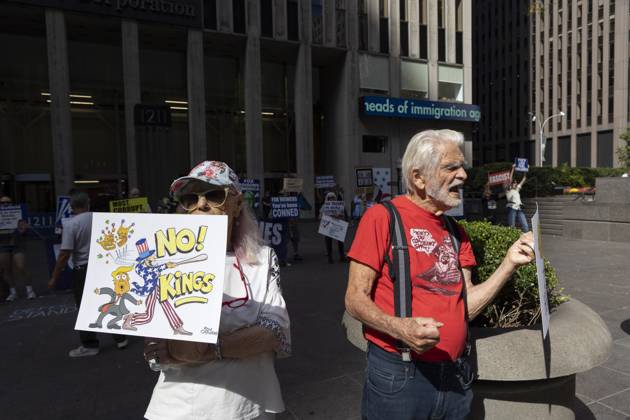 October 7, 2025, New York, New York, USA: Demonstrators join the activist groups Rise & Resist and Truth Tuesdays chanting and holding a sign that reads a sign that reads NO KINGS! with a cartoon image of President Trump s crown being knocked off his head by Uncle Sam with a baseball bat outside of News Corp s Fox News Channel in midtown Manhattan. Protesters come to Fox News weekly for a peaceful demonstration denouncing authoritarianism, oligarchy, fascism, Fox News as extremist right-wing propaganda in support of President Trump s administration and calling for truth in journalism. New York USA - ZUMAr174 20251007_znp_r174_005 Copyright: xGinaxMxRandazzox