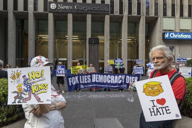 October 7, 2025, New York, New York, USA: Demonstrators denouncing Fox News as extremist right-wing propaganda in support of President Trump s administration hold a banner and signs that read FOX LIES DEMOCRACY DIES I LOVE HATE NO! KINGS with cartoon images of President Trump and Uncle Sam outside of News Corp s Fox News Channel in midtown Manhattan. Protesters with the activist groups Rise & Resist and Truth Tuesdays come to Fox News weekly calling for truth in journalism and denouncing authoritarianism, oligarchy, fascism, and Trump s agenda. New York USA - ZUMAr174 20251007_znp_r174_026 Copyright: xGinaxMxRandazzox