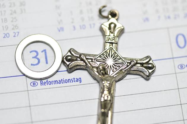 Themenbild zum Reformationstag am 31. Oktober (Foto vom 08.10.2025). Am Reformationstag erinnern Protestanten in aller Welt an die Anfaenge der evangelischen Kirche vor rund 500 Jahren. Die vom damaligen Augustinermoench Martin Luther (1483-1546) um den 31. Oktober 1517 von Wittenberg aus verbreiteten 95 Thesen gegen kirchliche Missstaende wurden zum Ausgang einer christlichen Erneuerungsbewegung. Waehrend der Gedenktag frueher zur Abgrenzung der Protestanten gegenueber katholischen Christen genutzt wurde, wird er inzwischen im Geist der Oekumene gefeiert. Der Reformationstag ist in den oestlichen Bundeslaendern, ausser Berlin, gesetzlicher Feiertag. 2018 haben ausserdem die norddeutschen Bundeslaender Bremen, Hamburg, Niedersachsen und Sch Copyright: epd-bild HeikexLyding epd-Reformationstag3-kopieren