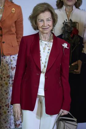 October 8, 2025, Madrid, Madrid, SPAIN: QUEEN SOFÃªA attends MAPFRE Foundation awards Madrid SPAIN - ZUMAc260 20251008_zep_c260_030 Copyright: xMikexChicorrox