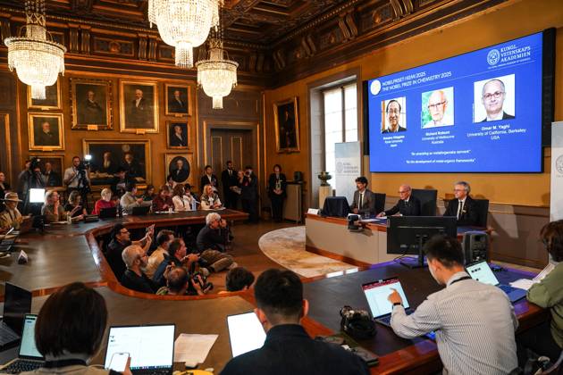 (251008) -- STOCKHOLM, Oct. 8, 2025 -- The 2025 Nobel Prize in Chemistry is announced in Stockholm, Sweden, Oct. 8, 2025. Susumu Kitagawa, Richard Robson and Omar M. Yaghi were awarded the 2025 Nobel Prize in Chemistry on Wednesday for developing metal-organic frameworks (MOFs), the Royal Swedish Academy of Sciences announced. ) SWEDEN-STOCKHOLM-NOBEL PRIZE IN CHEMISTRY PengxZiyang