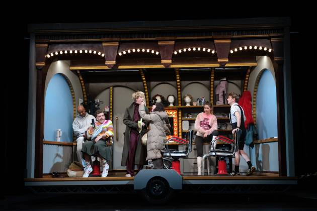 Patrick Abozen, Enrique Fiß, Saskia Fischer, Maria Ketikidou, Farina Flebbe und Sven Fricke bei der Fotoprobe der Komödie Ein Stück Großstadtrevier im St. Pauli Theater Hamburg, 7.10.2025. Die Kultserie Großstadtrevier, die es seit 1984 im ARD Fernsehen gibt und vom Alltag einer Polizeiwache auf St. Pauli erzählt, kommt auf die Bühne. Autorin und Schauspielerin Saskia Fischer hat das Theaterstück geschrieben. Die Handlung: ein weiblicher Fan schließt die Schauspieler im Maskenmobil (Wohnwagen) ein und fordert, daß Volksschauspieler Jan Fedder wieder mitspielen soll, sonst gebe es aus dem Fahrzeug kein Entkommen