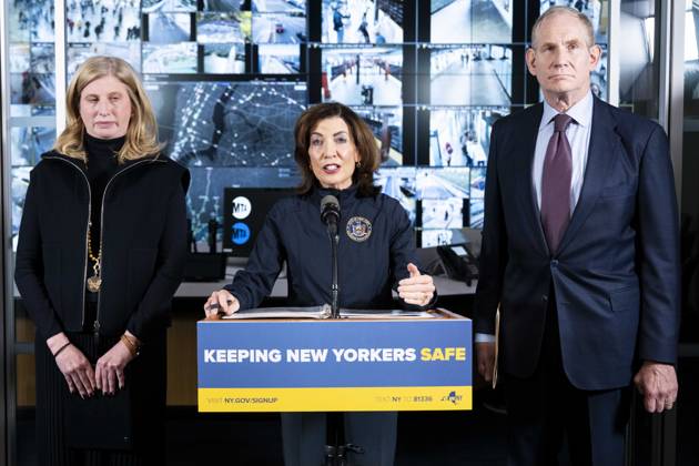 October 9, 2025, New York City, New York, United States: New York State Governor KATHY HOCHUL (D) speaking (with New York City Police Commissioner JESSICA TISCH on the left and Metropolitan Transportation Authority Chair and CEO JANNO LIEBER on the right) about Federal funding cuts at the Metropolitan Transportation Authority (MTA) Headquarters building in New York City. New York City United States - ZUMAb161 20251009_aap_b161_001 Copyright: xMichaelxBrochsteinx