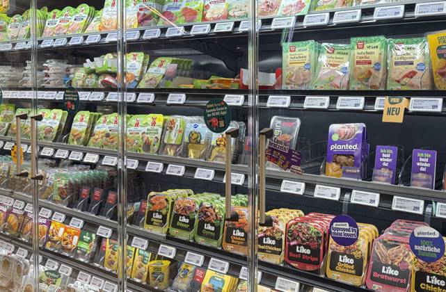 Kühlregal in einer REWE-Filiale mit veganen Produkten, darunter pflanzliche Wurstalternativen. Symbolbild zur Debatte um das EU-weite Verbot, vegane Produkte mit Bezeichnungen wie Wurst oder Schnitzel zu versehen.