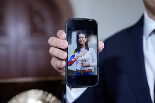 Nobels Fredspris 2025 Oslo 20251010. Nobelkomiteens leder, Jorgen Watne Frydnes, med foto av Maria Corina Machado som er vinneren av Nobels fredspris for 2025. Kunngjoringen finner sted ved Nobelinstituttet i Oslo fredag. Foto: Rodrigo Freitas NTB Oslo Norge YpVt01jlo-Q EDITORIAL USE ONLY Ref:_POLYpVt01jlo-Q.jpg Copyright: xRodrigoxFreitasx xNTBx