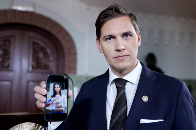 Nobels Fredspris 2025 Oslo 20251010. Nobelkomiteens leder, Jorgen Watne Frydnes, med foto av Maria Corina Machado som er vinneren av Nobels fredspris for 2025. Kunngjoringen finner sted ved Nobelinstituttet i Oslo fredag. Foto: Rodrigo Freitas NTB Oslo Norge cx0UMZft7VM EDITORIAL USE ONLY Ref:_POLcx0UMZft7VM.jpg Copyright: xRodrigoxFreitasx xNTBx