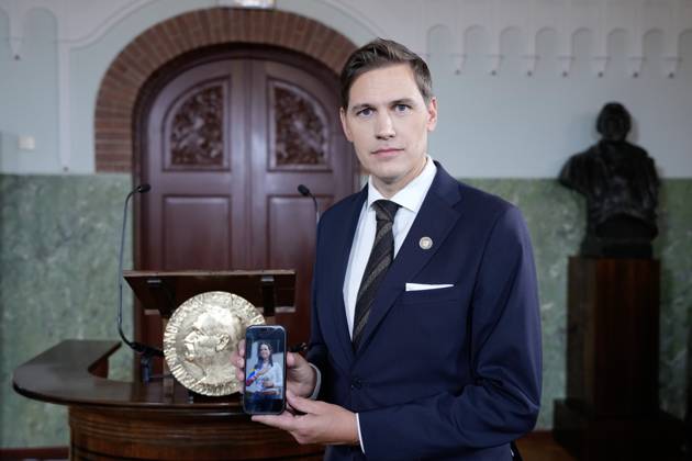 Nobels Fredspris 2025 Oslo 20251010. Nobelkomiteens leder, Jorgen Watne Frydnes, med foto av Maria Corina Machado som er vinneren av Nobels fredspris for 2025. Kunngjoringen finner sted ved Nobelinstituttet i Oslo fredag. Foto: Rodrigo Freitas NTB Oslo Norge LOfAICg1-No EDITORIAL USE ONLY Ref:_POLLOfAICg1-No.jpg Copyright: xRodrigoxFreitasx xNTBx
