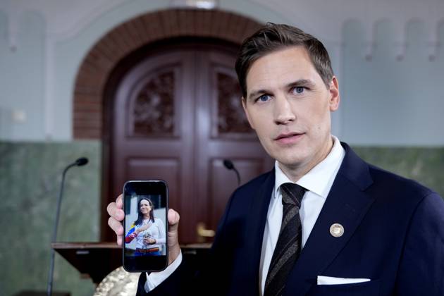 Nobel Peace Prize 2025 Oslo 20251010. The chairman of the Nobel Committee, Joergen Watne Frydnes, with a photo of Maria Corina Machado, the laureate of the Nobel Peace Prize for 2025. The announcement will take place at the Nobel Institute in Oslo on Friday. Photo: Rodrigo Freitas NTB Oslo Norway dz-8A_LcnoQ EDITORIAL USE ONLY Ref:_POLdz-8A_LcnoQ.jpg Copyright: xRodrigoxFreitasx xNTBx