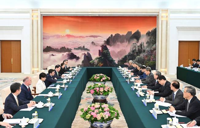 (251010) -- BEIJING, Oct. 10, 2025 -- Chinese Vice Premier He Lifeng, also a member of the Political Bureau of the Communist Party of China Central Committee, meets with the leaders of three multinational companies: Abbott Laboratories from the United States, Prudential from Britain, and SK Group from the Republic of Korea, in Beijing, capital of China, Oct. 10, 2025. ) CHINA-BEIJING-HE LIFENG-MULTINATIONAL COMPANIES-LEADERS-MEETING (CN) YuexYuewei