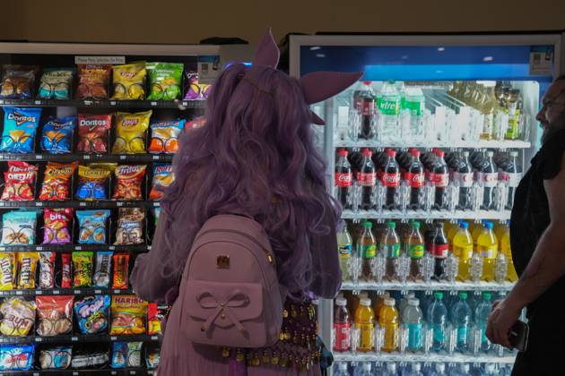 October 10, 2025, New York, New York, USA: An attendee in cosplay looks over drinks at a vending machine at the New York Comic Con at the Jacob K. Javits Convention Center on October 10, 2025 in New York. New York USA - ZUMAb148 20251010_zap_b148_008 Copyright: xBryanxSmithx