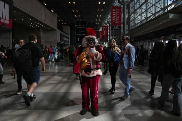 October 10, 2025, New York, New York, USA: A man in cosplay at the New York Comic Con at the Jacob K. Javits Convention Center on October 10, 2025 in New York. New York USA - ZUMAb148 20251010_zap_b148_085 Copyright: xBryanxSmithx