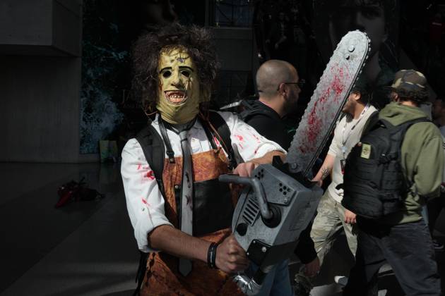 October 10, 2025, New York, New York, USA: An attendee in cosplay from the film Texas Chainsaw Massacre at the New York Comic Con at the Jacob K. Javits Convention Center on October 10, 2025 in New York. New York USA - ZUMAb148 20251010_zap_b148_088 Copyright: xBryanxSmithx
