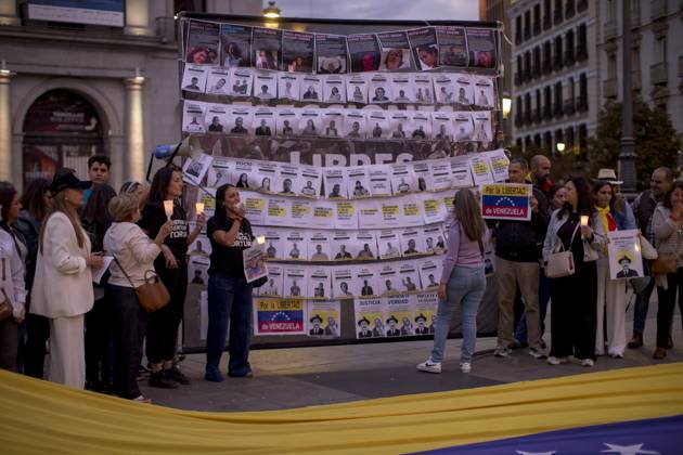 October 11, 2025, Madrid, Madrid, Spain: Members of the Venezuelan community in Madrid holding candles and Venezuelan flags in Opera Square in downtown Madrid, during a vigil to pray the rosary for the beatification of Venezuelans Jose Gregorio Hernandez and Carmen Rendiles on October 19, 2027, in St. Peter s Square, Rome. Madrid Spain - ZUMAs296 20251011_znp_s296_005 Copyright: xLuisxSotox