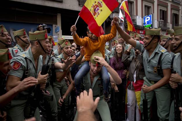 October 12, 2025, Madrid, Madrid, Spain: Members of La Legion, an elite force of the Spanish army, sing and carry a child on their shoulders during a military parade through the streets of Madrid on Spain s National Day, which commemorates the arrival of Christopher Columbus to the New World in 1492. Madrid Spain - ZUMAs296 20251012_znp_s296_007 Copyright: xLuisxSotox