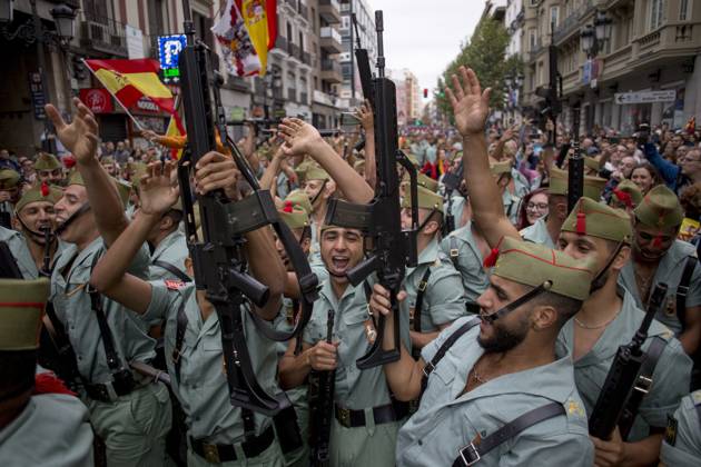 October 12, 2025, Madrid, Madrid, Spain: Members of La Legion, elite forces of the Spanish army, sing and raise their weapons in the air during a military parade through the streets of Madrid on Spain s National Day, which commemorates the arrival of Christopher Columbus to the New World in 1492. Madrid Spain - ZUMAs296 20251012_znp_s296_013 Copyright: xLuisxSotox
