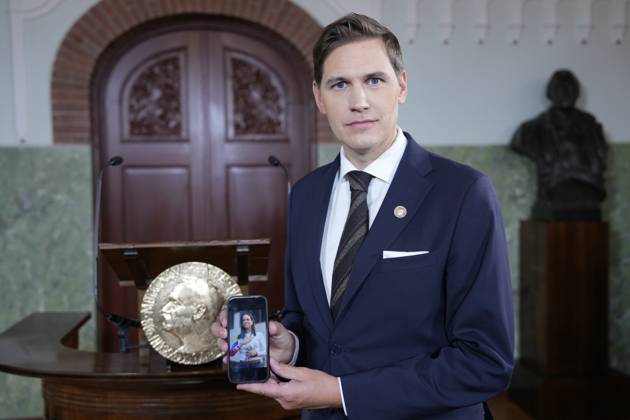Nobel Peace Prize 2025 Oslo 20251010. The chairman of the Nobel Committee, Joergen Watne Frydnes, with a photo of Maria Corina Machado who has been awarded the Nobel Peace Prize for 2025. The announcement will take place at the Nobel Institute in Oslo on Friday. Photo: Rodrigo Freitas NTB Oslo Norway zICgwIhrn_Y EDITORIAL USE ONLY Ref:_POLzICgwIhrn_Y.jpg Copyright: xRodrigoxFreitasx xNTBx
