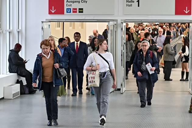 Frankfurter Buchmesse 2025. Besucher der Frankfurter Buchmesse am 15.10.2025. 20251015MWI090858