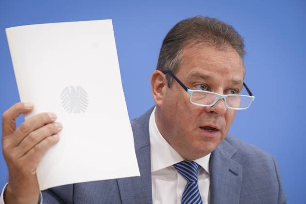 Bundespressekonferenz, Jahresbericht 2024 des Petitionsausschusses Andreas Mattfeldt (Sprecher der CDU-CSU-Fraktion) haelt den Bericht in der Hand bei seinen Ausfuerungen zum Jahresberichts 2024 des Petitionsausschusses in der Bundespressekonferenz, Berlin, 15.10.2025 Berlin Berlin Deutschland
