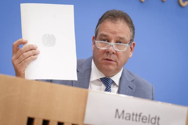 Bundespressekonferenz, Jahresbericht 2024 des Petitionsausschusses Andreas Mattfeldt (Sprecher der CDU-CSU-Fraktion) haelt den Bericht in der Hand bei seinen Ausfuerungen zum Jahresberichts 2024 des Petitionsausschusses in der Bundespressekonferenz, Berlin, 15.10.2025 Berlin Berlin Deutschland