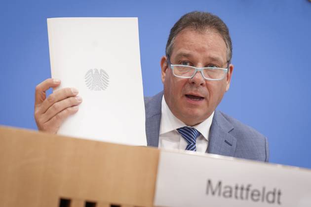 Bundespressekonferenz, Jahresbericht 2024 des Petitionsausschusses Andreas Mattfeldt (Sprecher der CDU-CSU-Fraktion) haelt den Bericht in der Hand bei seinen Ausfuerungen zum Jahresberichts 2024 des Petitionsausschusses in der Bundespressekonferenz, Berlin, 15.10.2025 Berlin Berlin Deutschland