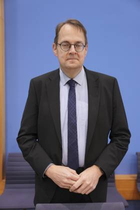 Bundespressekonferenz, Jahresbericht 2024 des Petitionsausschusses Soeren Pellmann (Obmann von DIE LINKE) im Portrait bei der Vorstellung des Jahresberichts 2024 des Petitionsausschusses in der Bundespressekonferenz, Berlin, 15.10.2025 Berlin Berlin Deutschland