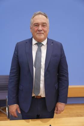 Bundespressekonferenz, Jahresbericht 2024 des Petitionsausschusses Manfred Schiller (Obmann der AfD) im Portrait bei der Vorstellung des Jahresberichts 2024 des Petitionsausschusses in der Bundespressekonferenz, Berlin, 15.10.2025 Berlin Berlin Deutschland