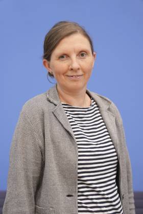 Bundespressekonferenz, Jahresbericht 2024 des Petitionsausschusses Corinna Rueffer (Obfrau von BUENDNIS 90-DIE GRUENEN) im Portrait bei der Vorstellung des Jahresberichts 2024 des Petitionsausschusses in der Bundespressekonferenz, Berlin, 15.10.2025 Berlin Berlin Deutschland