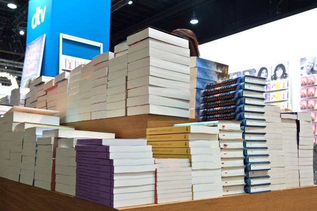 15.10.2025, Frankfurt am Main, DEU, Frankfurter Buchmesse. Blick in Halle 3. Unter dem Thema Young Adult viele bunte Buecher